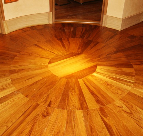 Radial hardwood floor laid in a sunburst pattern