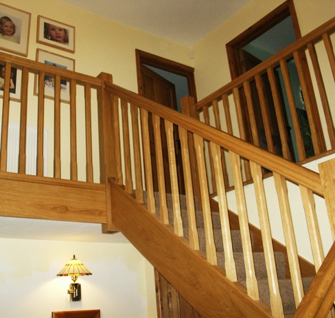 Oak staircase with turned spindles and a galleried landing