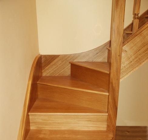 Oak winder staircase with a curved string